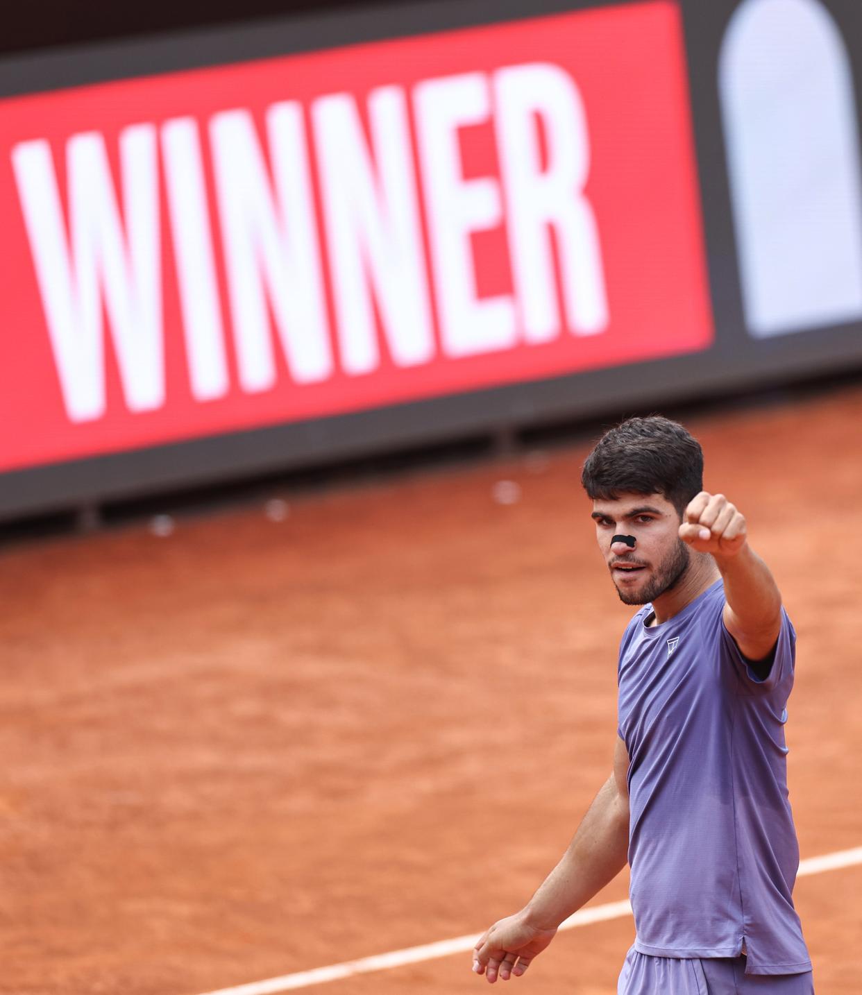 包含世界网球队血洗日本网球队，阿尔卡拉斯爆发神勇的词条