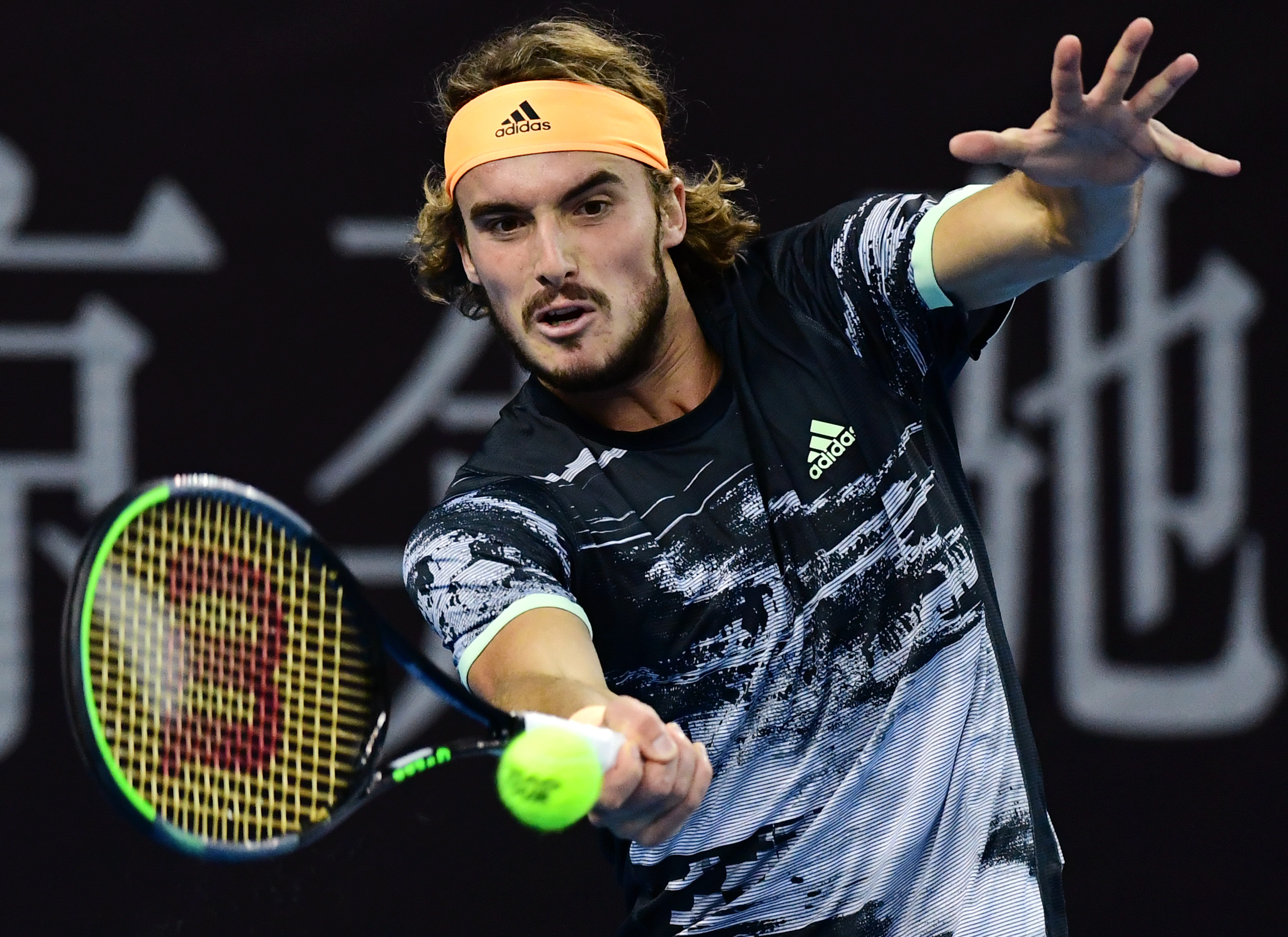 关于意大利网球队力克世界网球队，西西帕斯统治全场的信息