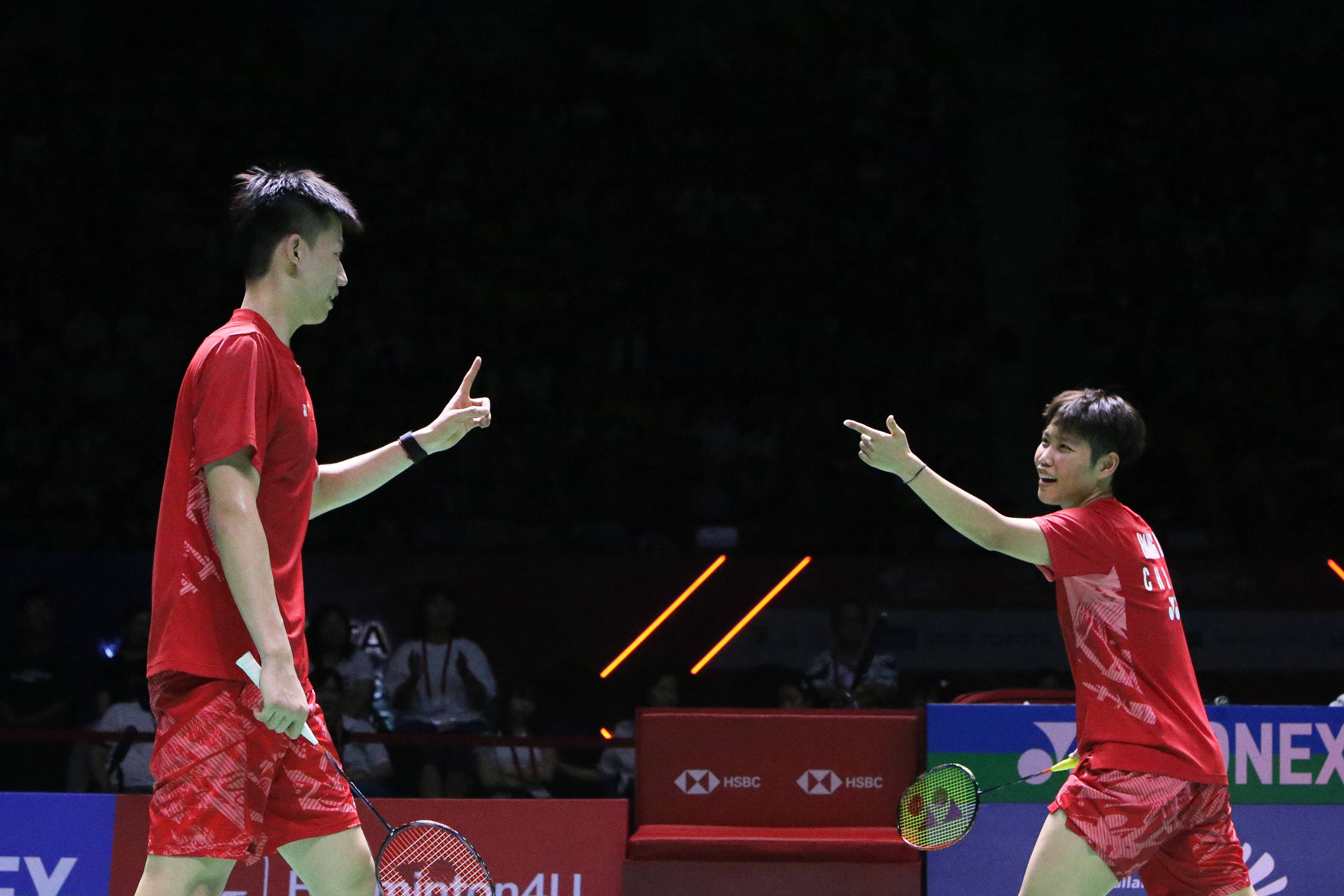 包含泰国羽毛球队完胜印尼羽毛球队，安赛龙统治全场的词条