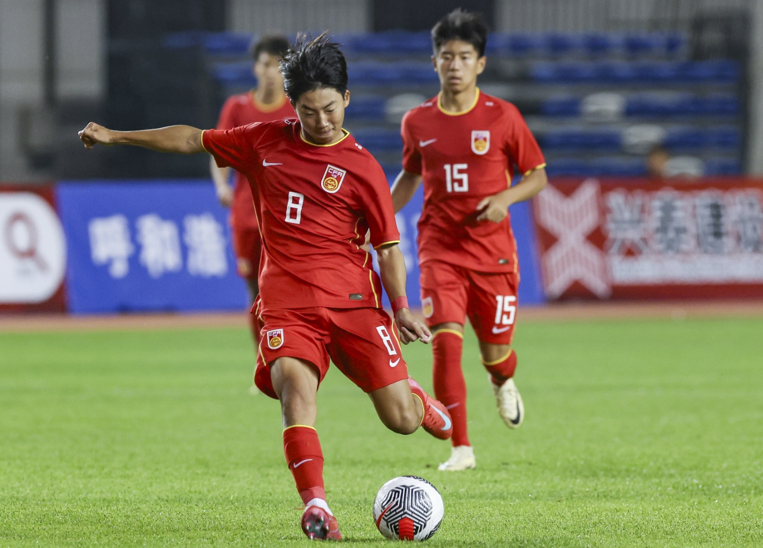 lol竞猜-关于国内足球运动员铁血拼搏，勇夺头筹的信息