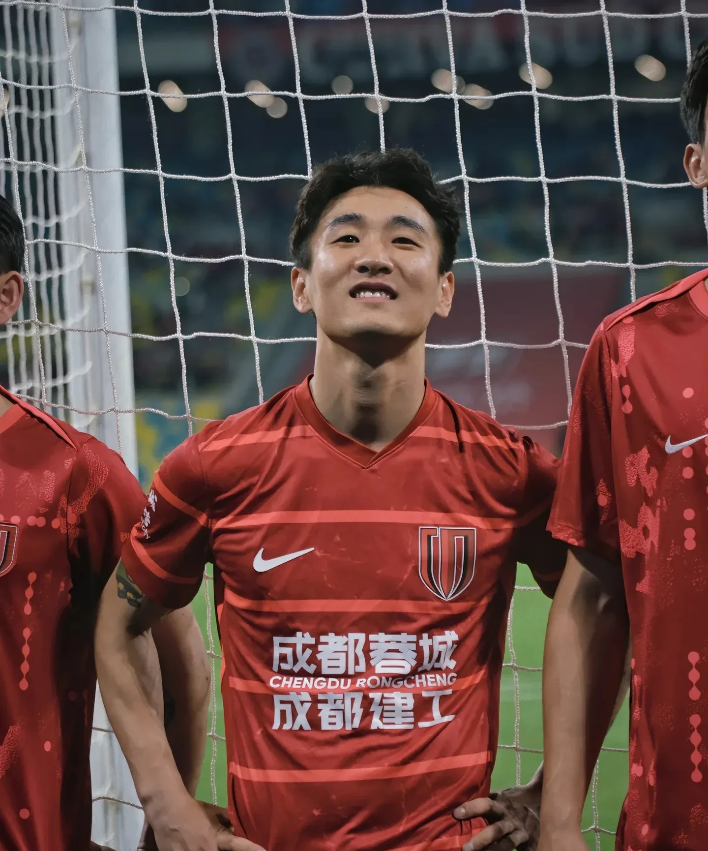 关于国内足球运动员铁血拼搏，勇夺头筹的信息