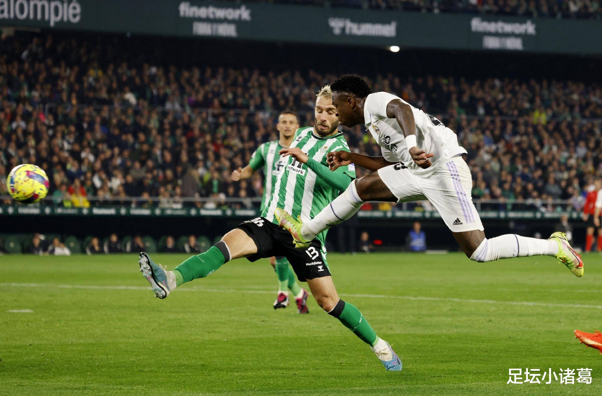 包含瓦伦西亚客场大胜皇家贝蒂斯，保持领先优势的词条