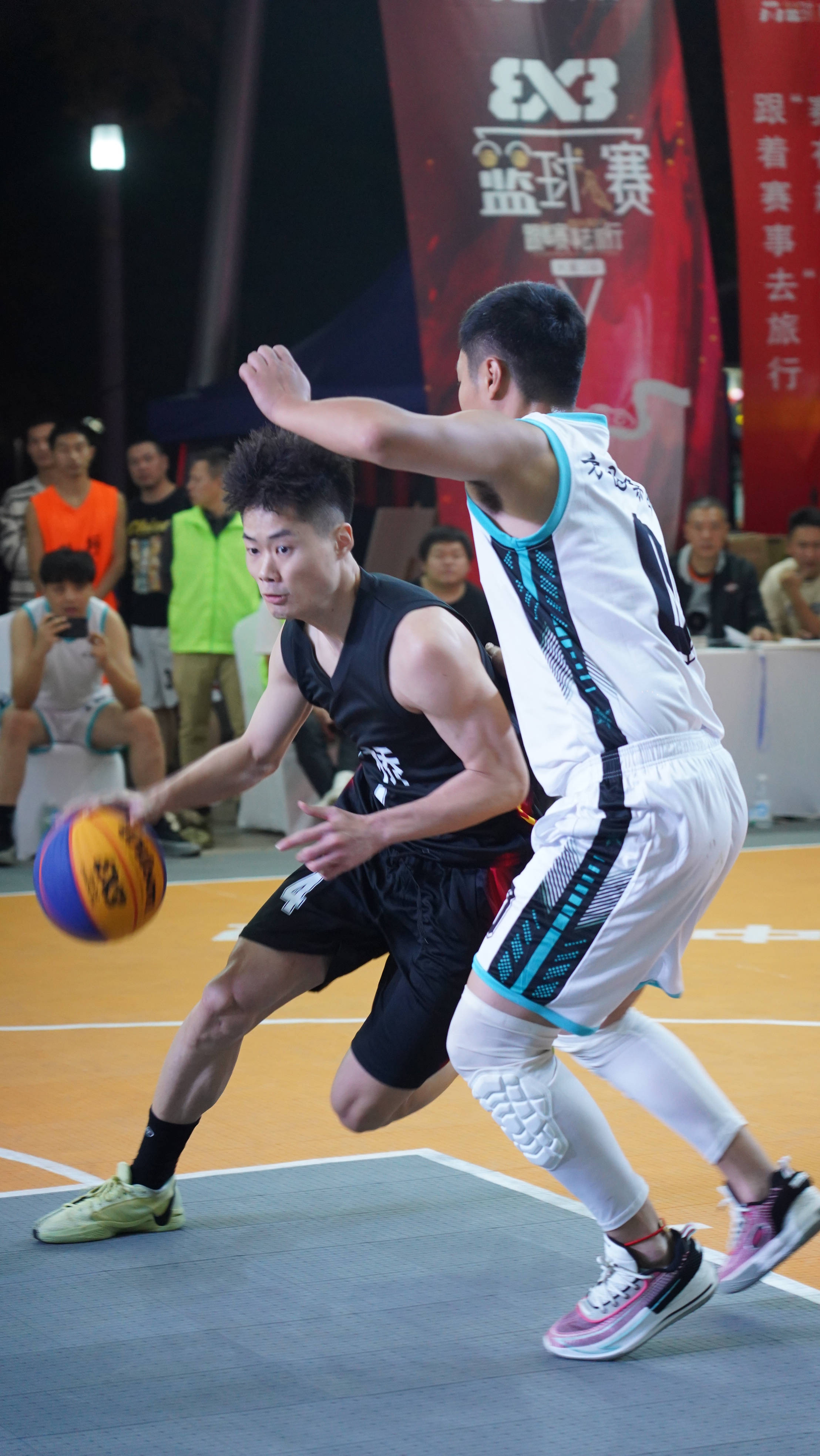 关于热闹非凡！球场上精彩纷呈的对决的信息