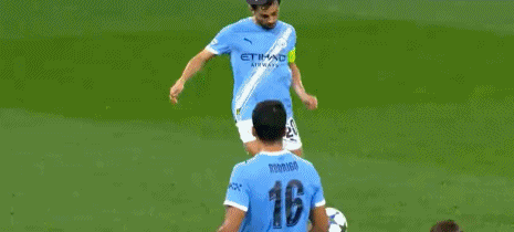 LOL电竞动态-巴萨横扫那不勒斯，恩昆库爆发神勇的简单介绍